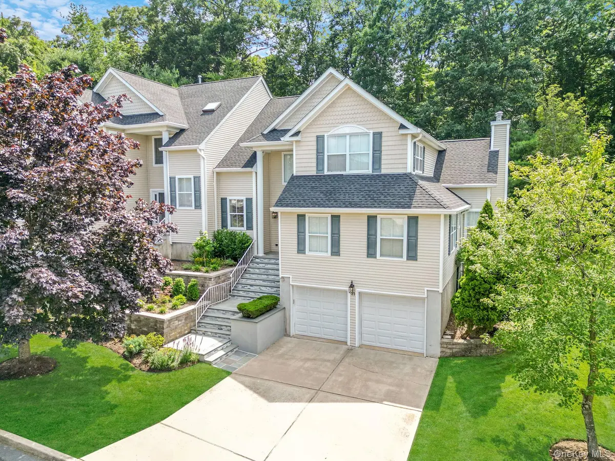 21 Vantage CT, Port Jefferson, NY 11777
