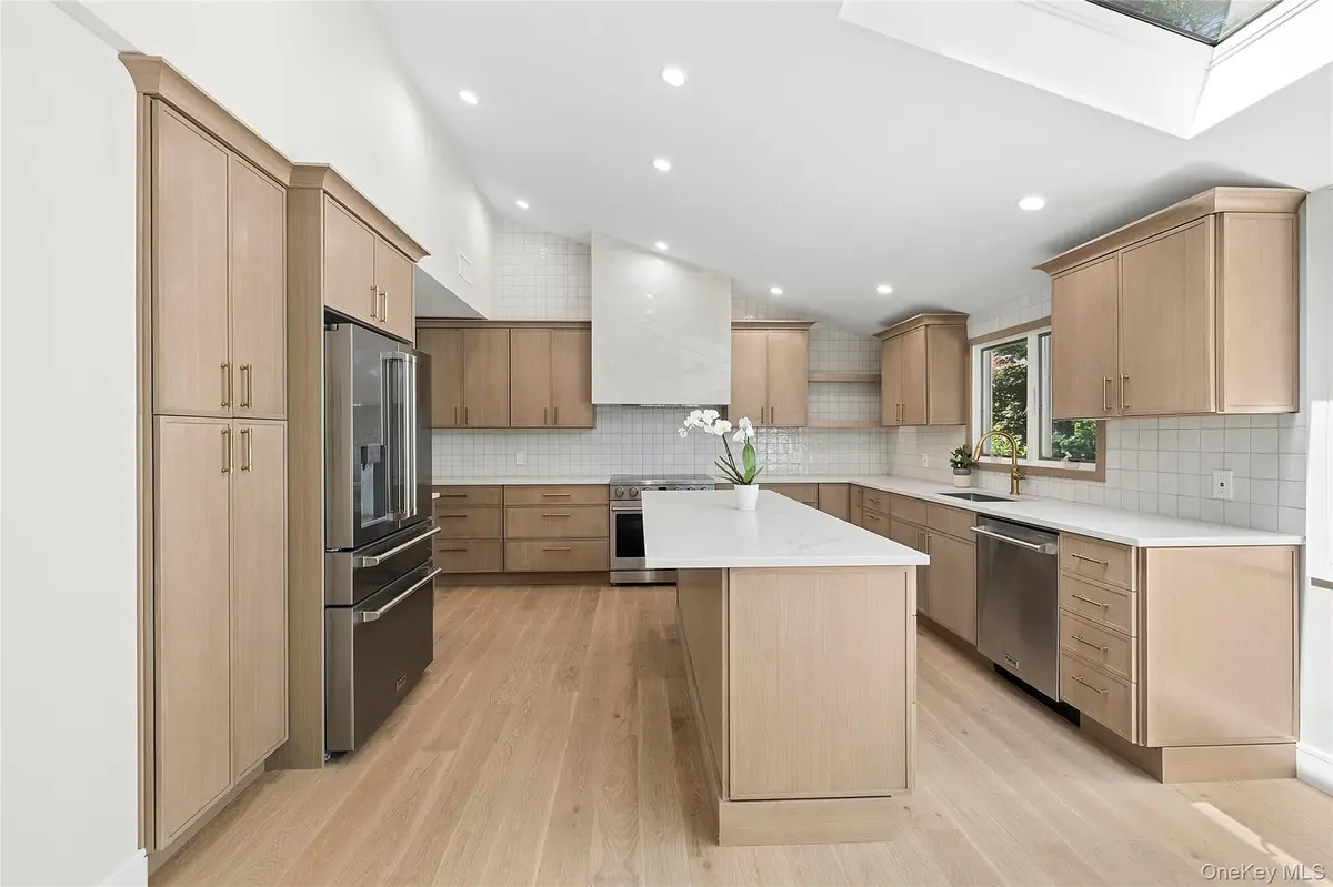 6 Washington AVE, Dix Hills, NY 11746
