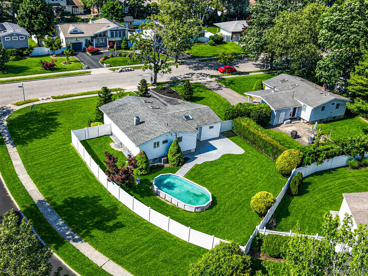 12 Sandalwood DR, Smithtown, NY 11787