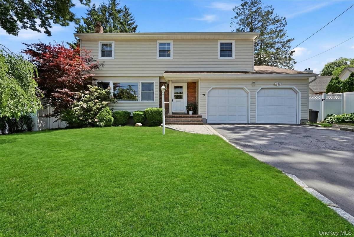 19 Stimson PL, Huntington, NY 11743
