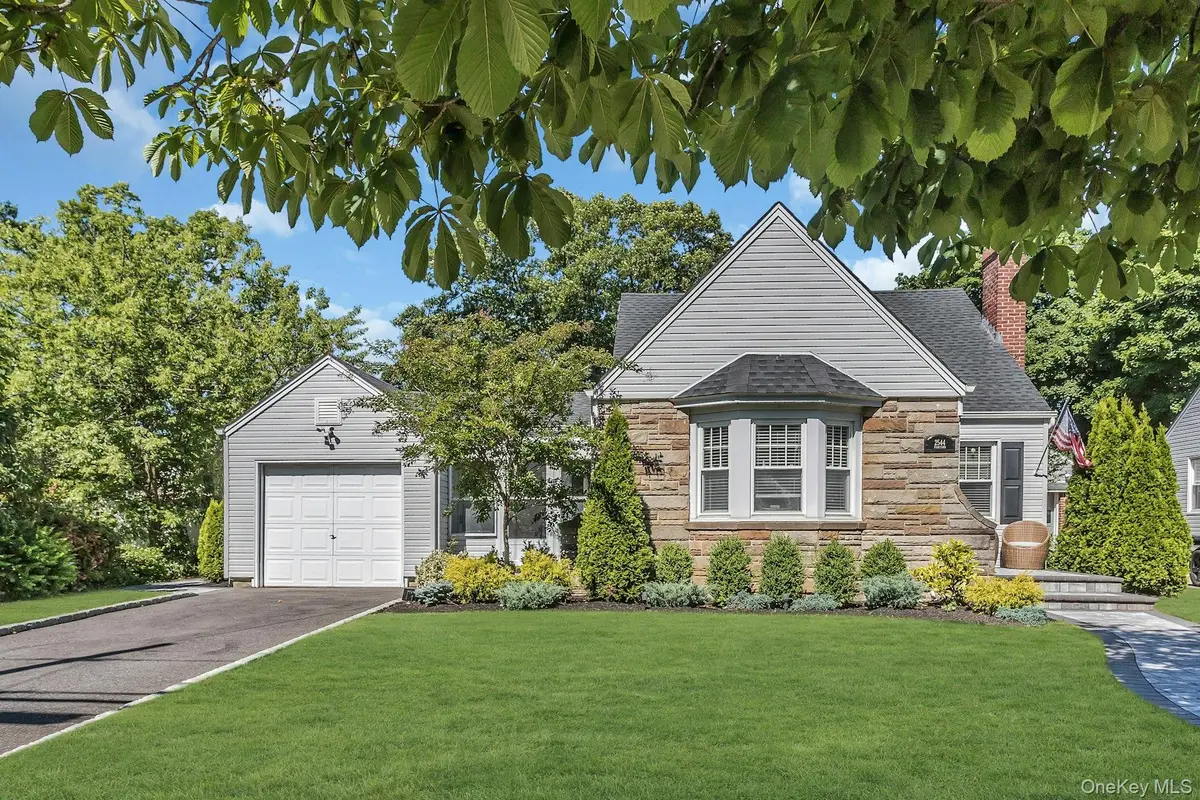 2544 Yorktown ST, Oceanside, NY 11572