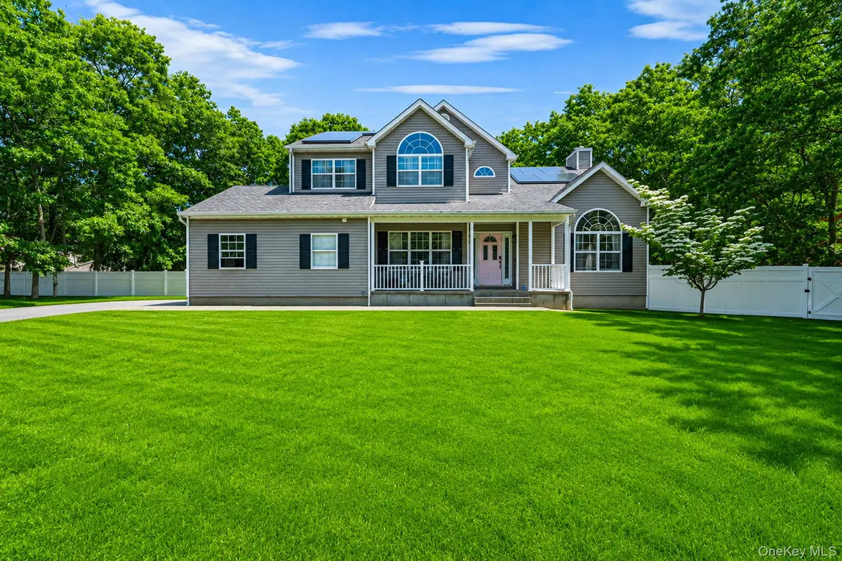 9 Mulligan DR, Medford, NY 11763