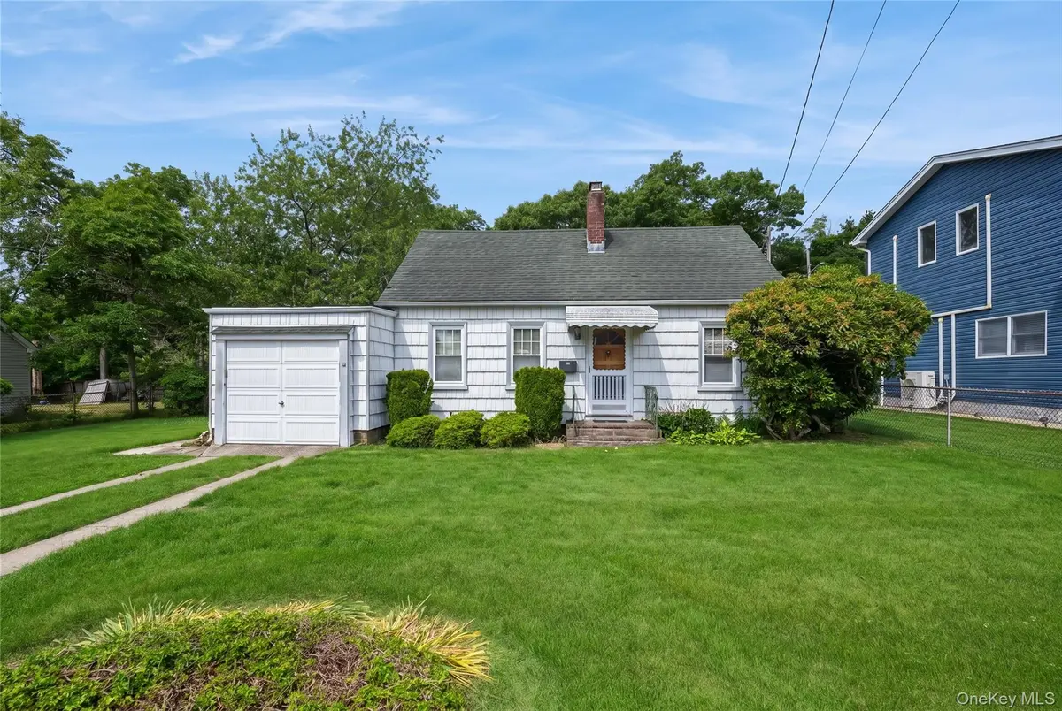 10 Laurel RD, Ronkonkoma, NY 11779