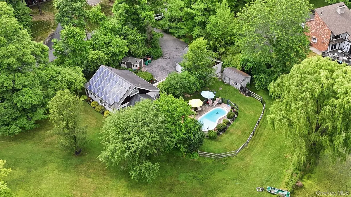 2 Maple LN, Hyde Park, NY 12538