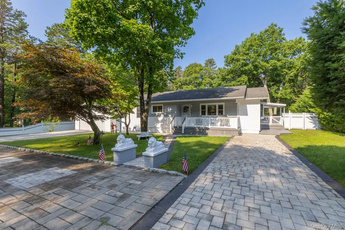 276 Parkway DR, Calverton, NY 11933