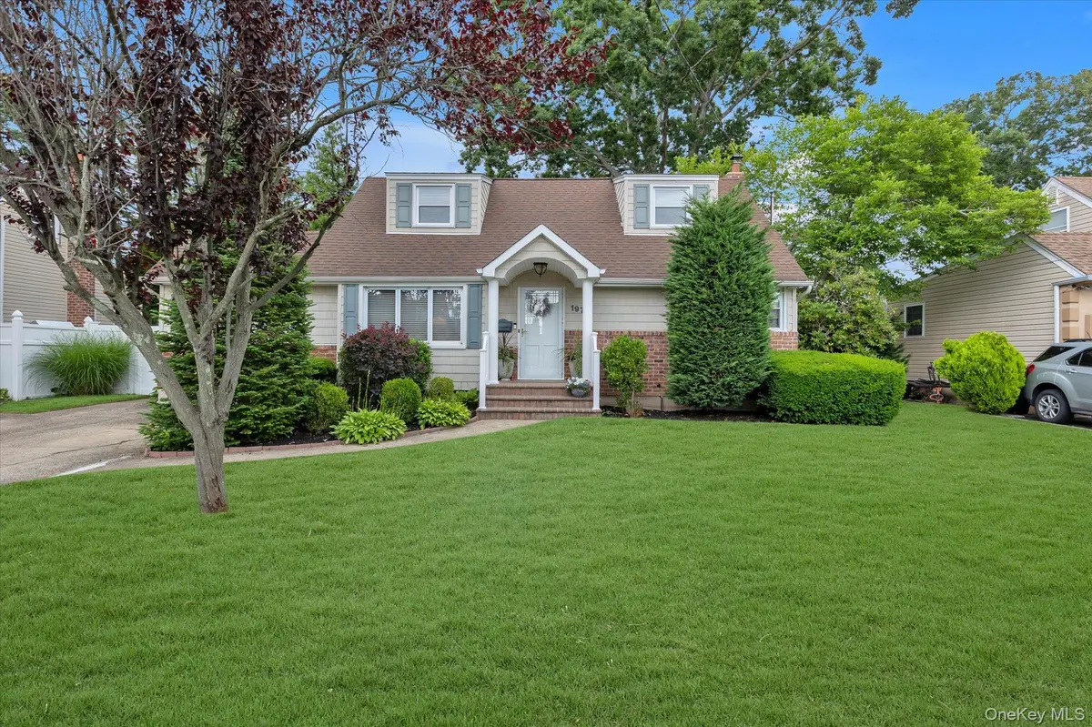 197 Walker ST, West Babylon, NY 11704