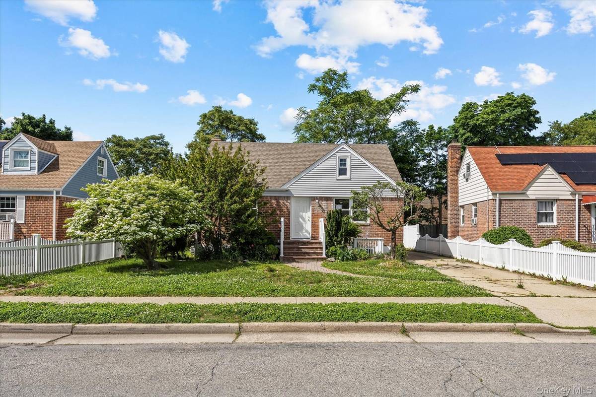 27 Circle DR, Hempstead, NY 11550