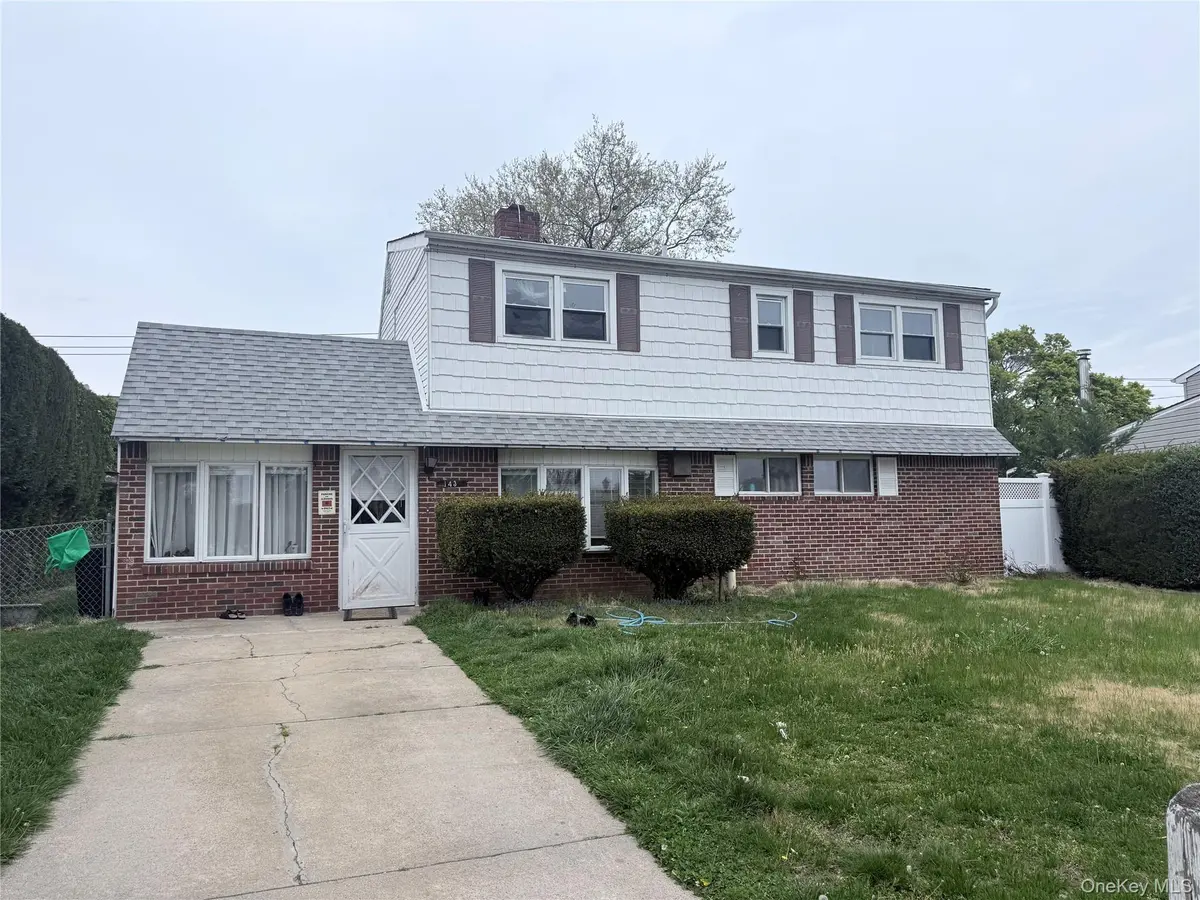 143 Red Maple DR, Levittown, NY 11756