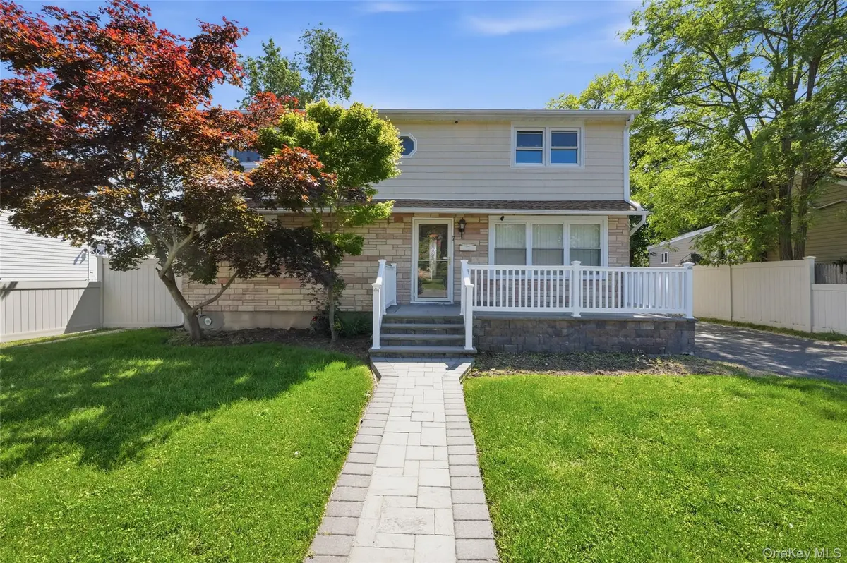 7 Penndale DR, Amityville, NY 11701