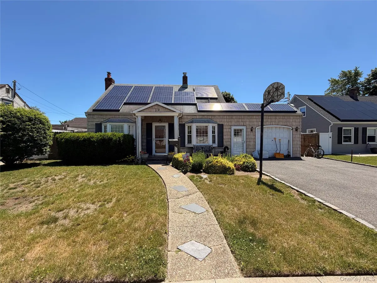 19 Surrey LN, Levittown, NY 11756