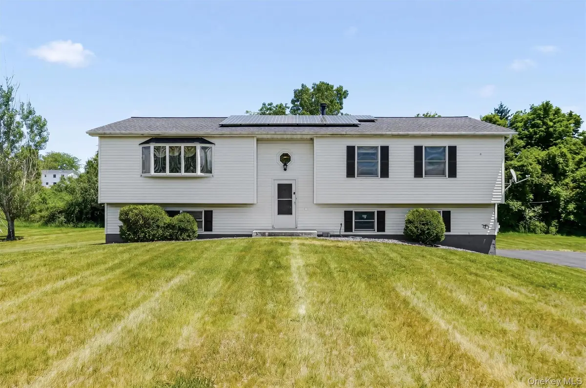 33 Dunn LN, Poughquag, NY 12570