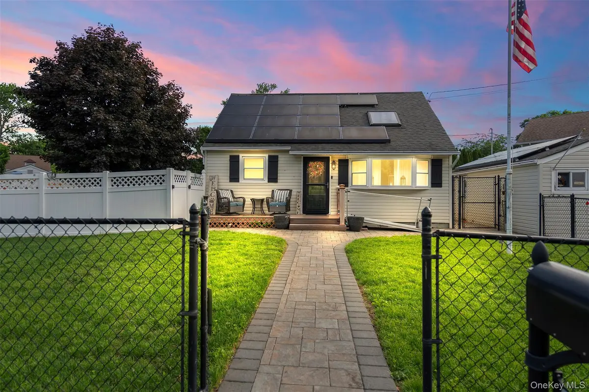 114 5th ST, Lindenhurst, NY 11757