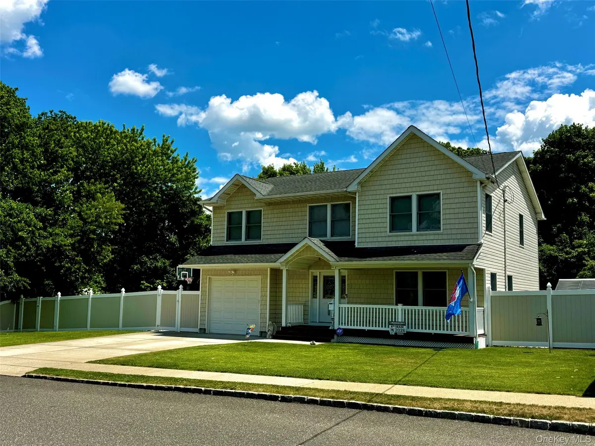 285 Daniel ST, Lindenhurst, NY 11757