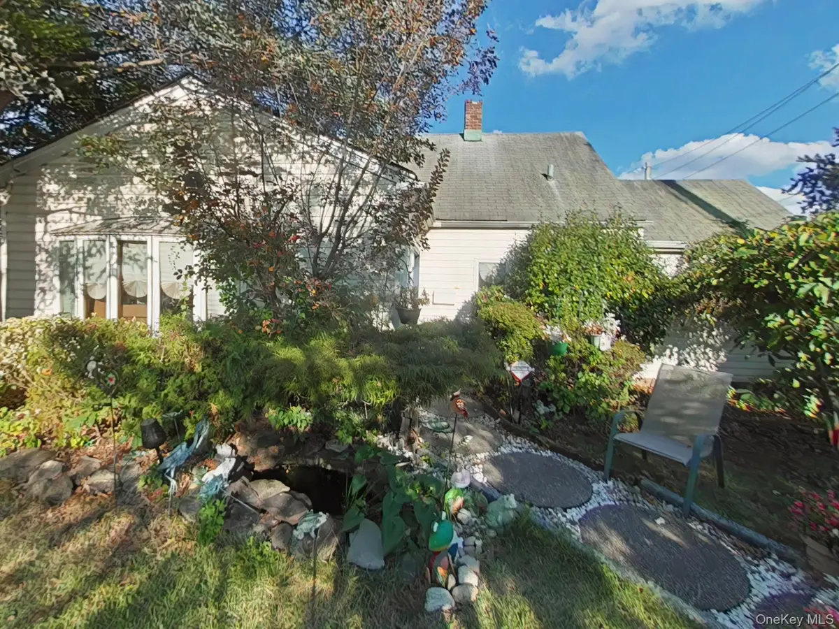 7 Lily LN, Levittown, NY 11756