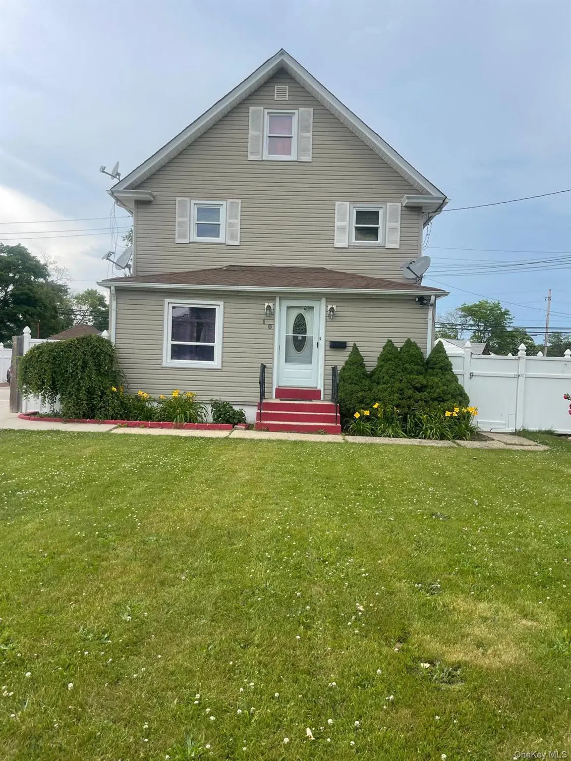 10 1st AVE, Central Islip, NY 11722