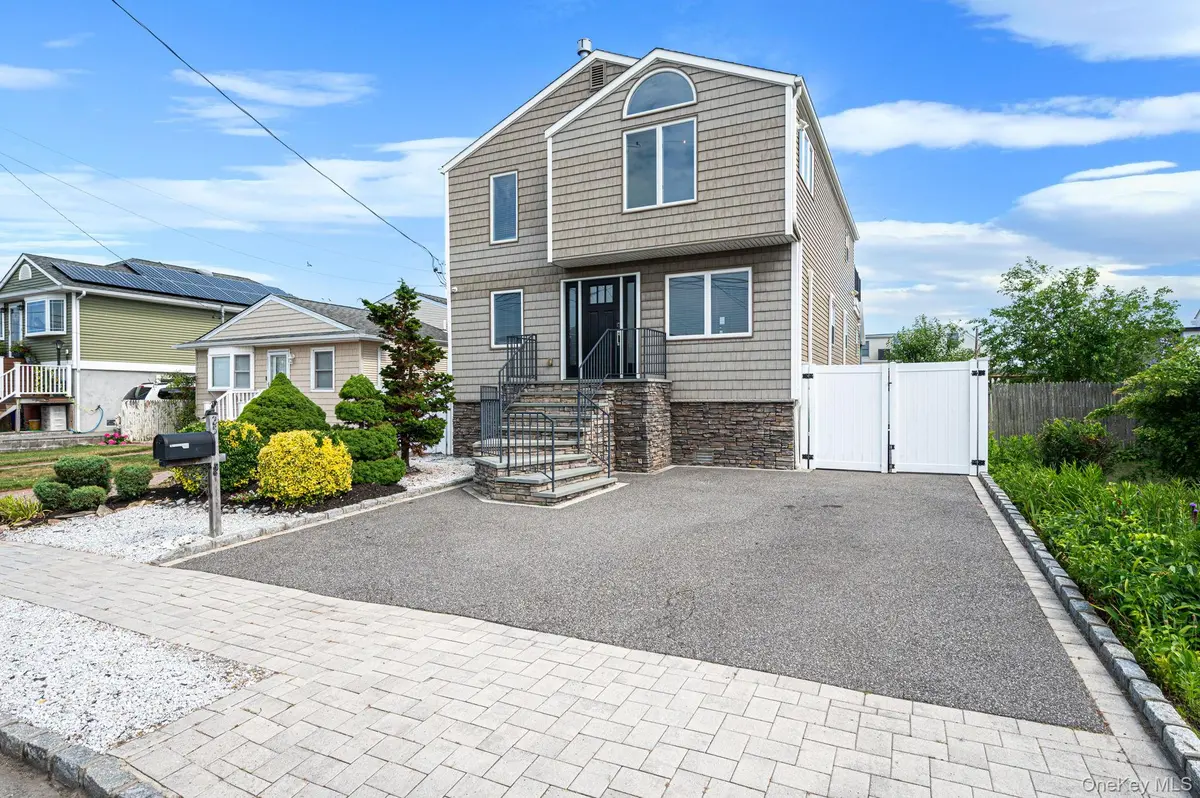 25 E Seacrest AVE, Lindenhurst, NY 11757