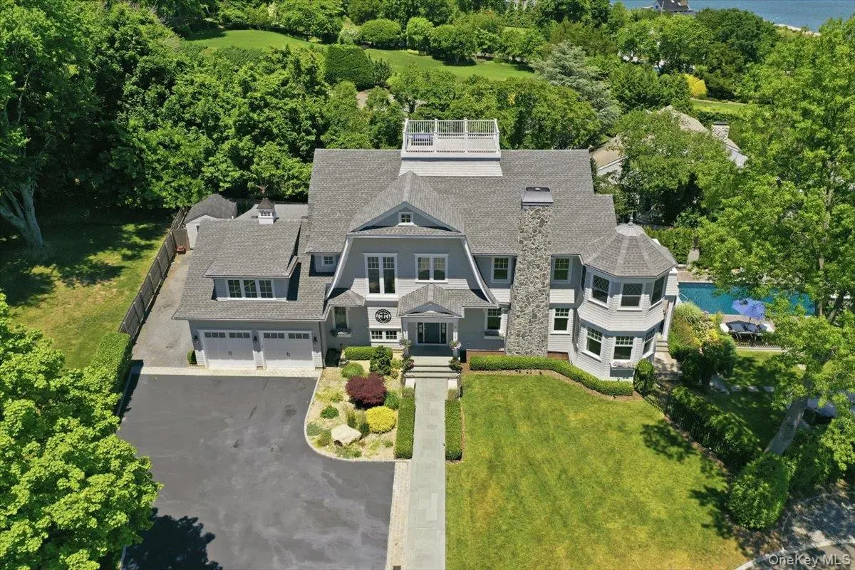 7 Preston LN, East Setauket, NY 11733