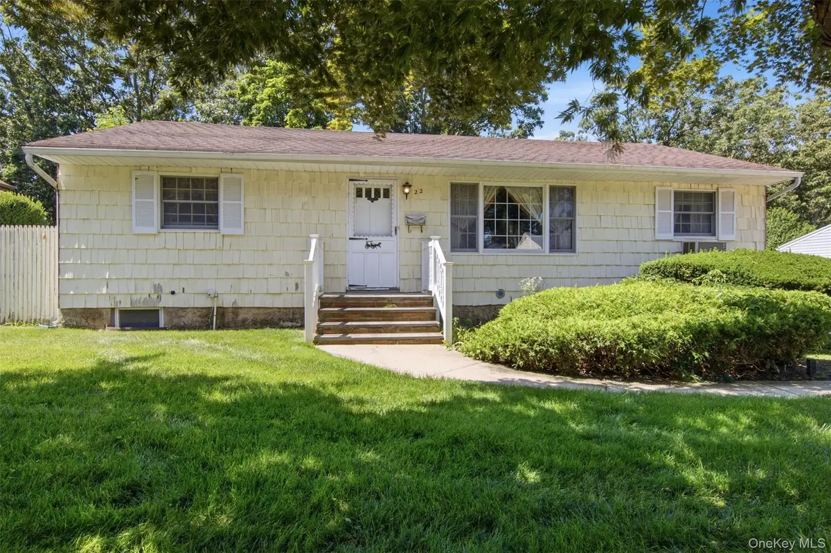 22 Berry LN, Centereach, NY 11720