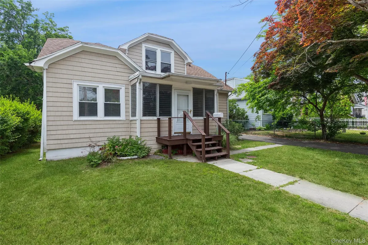 23 S Summit AVE, Patchogue, NY 11772