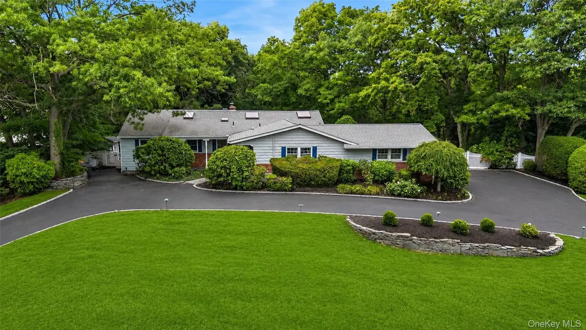 15 Veronica CT, Smithtown, NY 11787