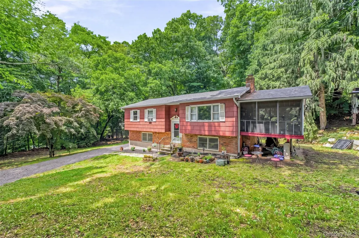 26 Maple DR, Mahopac, NY 10541