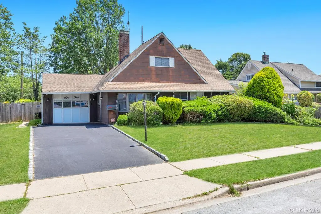 53 Bridle LN, Hicksville, NY 11801