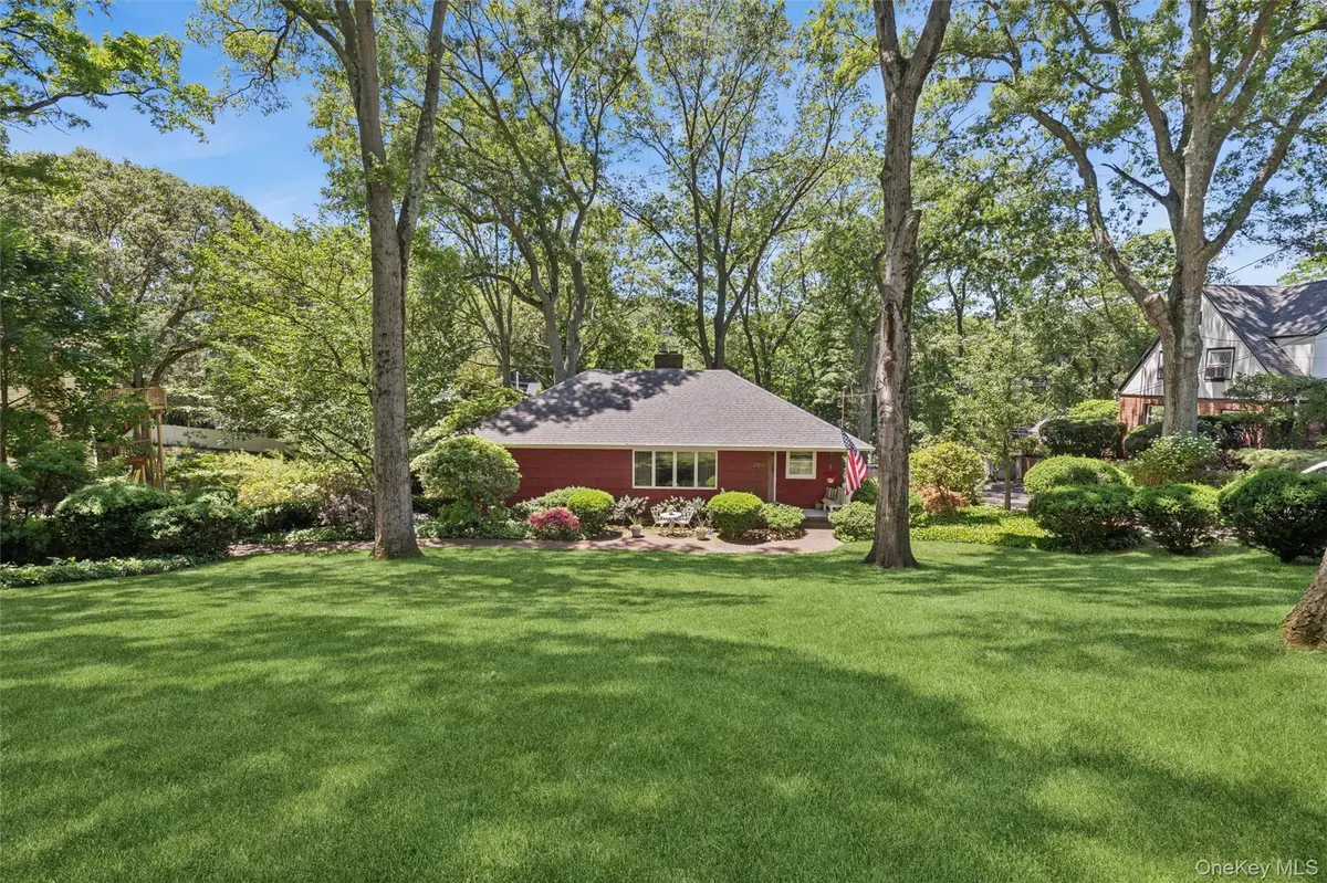 12 Regent PL, Huntington, NY 11743