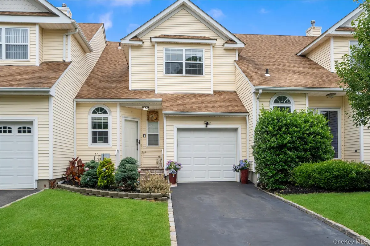 3 Blueberry CT, Melville, NY 11747