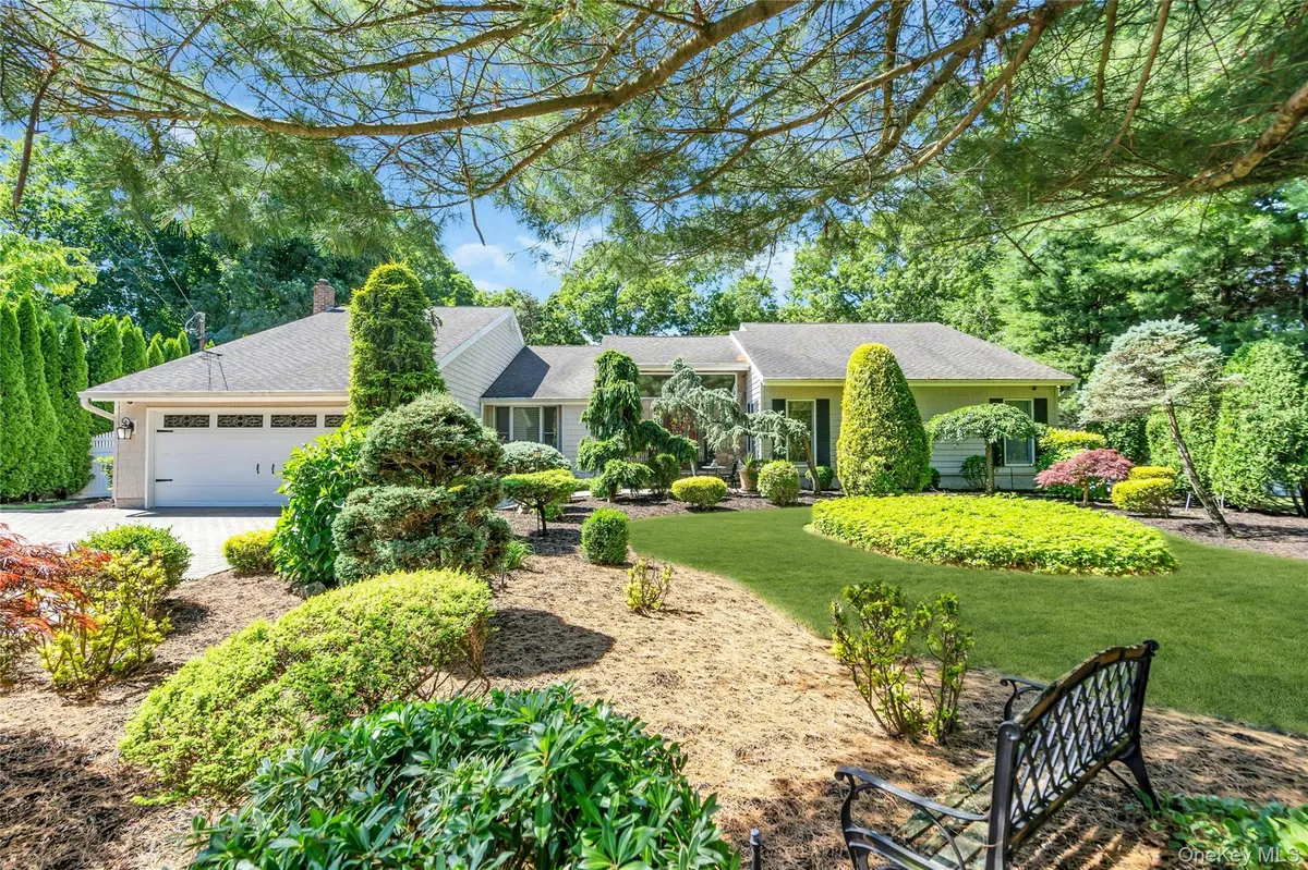 6 Averly PL, Smithtown, NY 11787