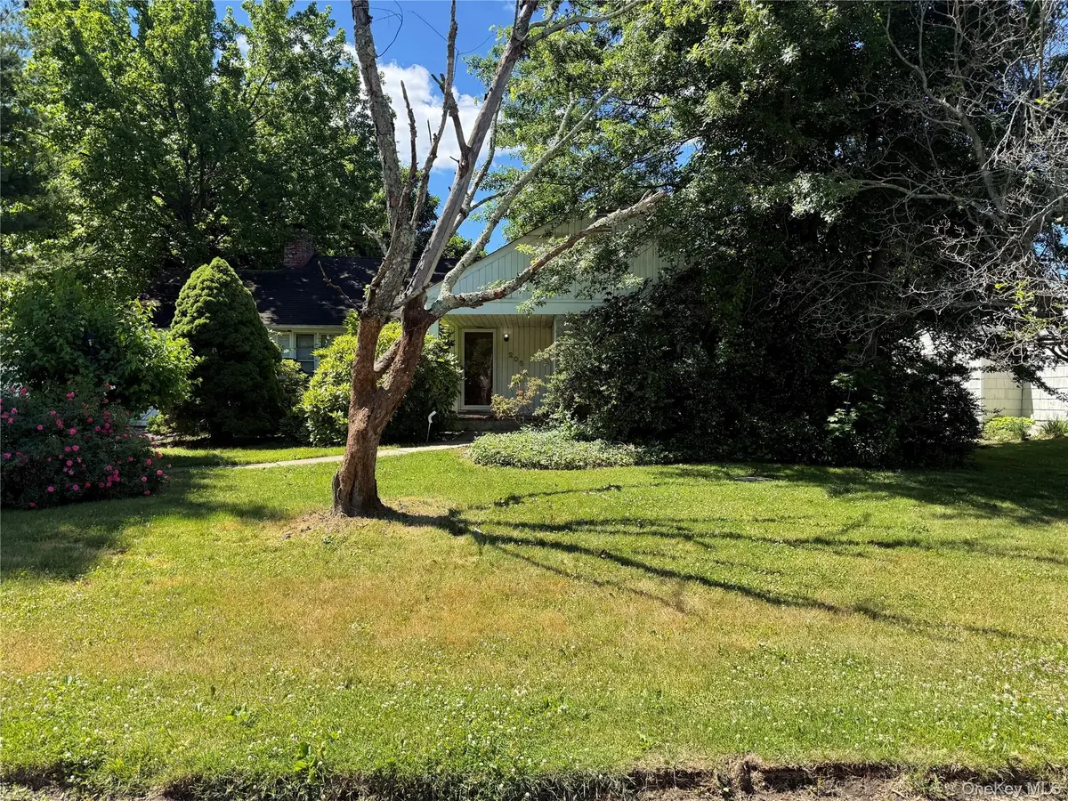 208 Overlook TER, East Hills, NY 11577