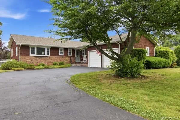 825 Karshick ST, Bohemia, NY 11716