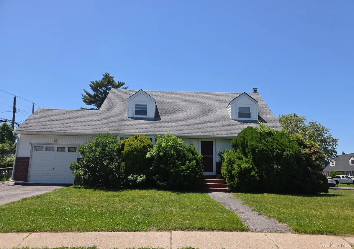 80 Elmwood ST, Plainview, NY 11803