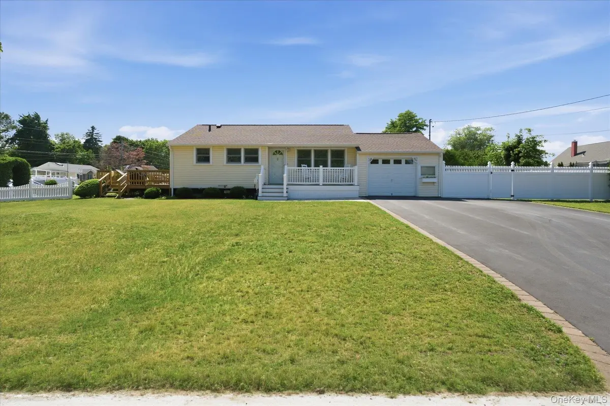 154 8th AVE, Kings Park, NY 11754