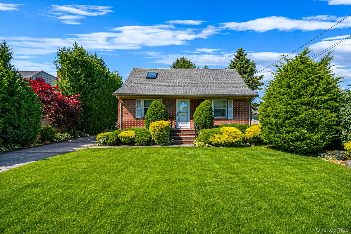 572 Benito ST, East Meadow, NY 11554