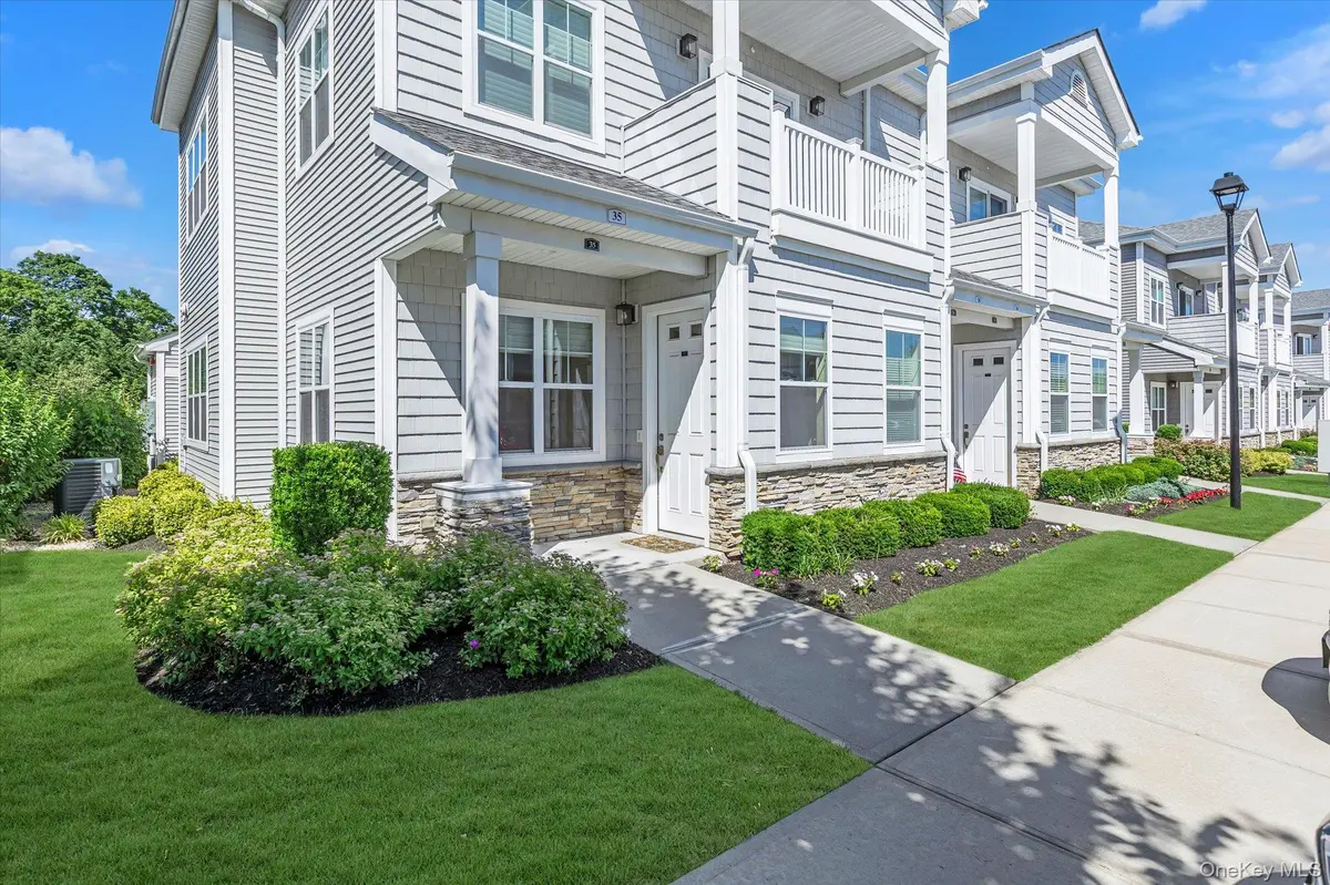 35 Winter PL, East Northport, NY 11731