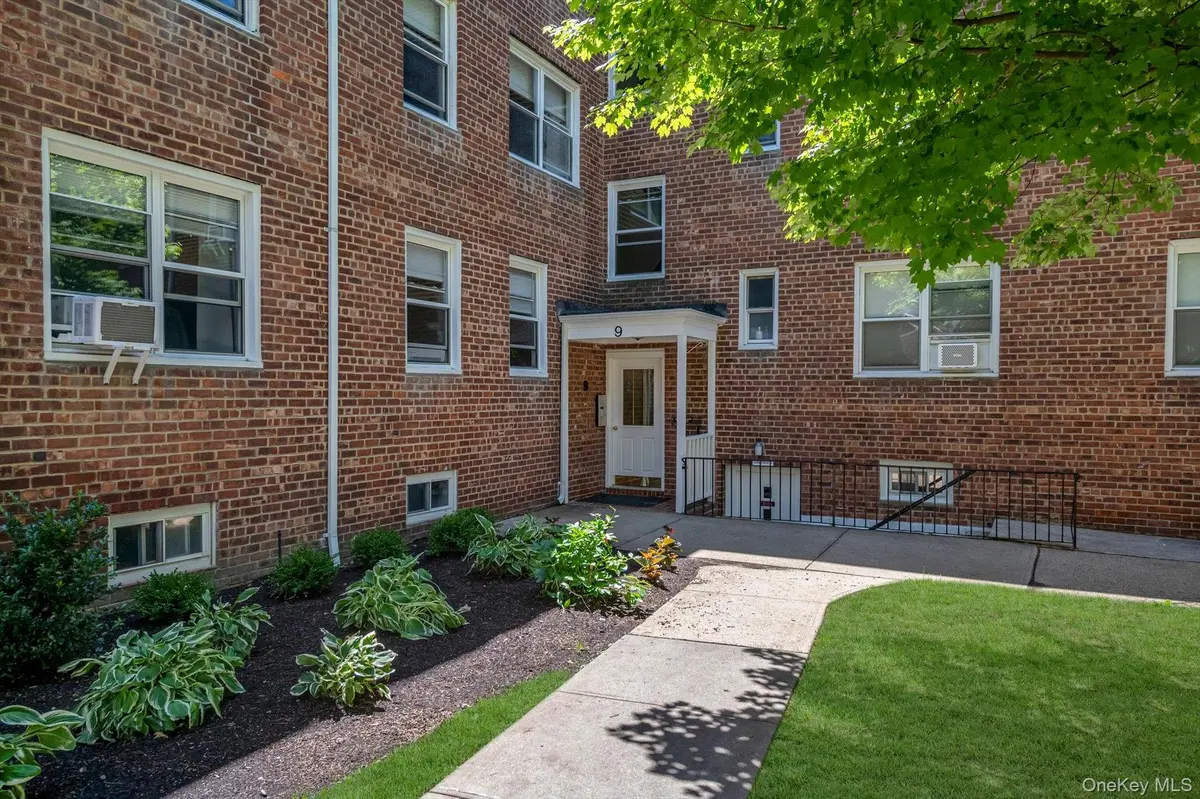 9 Edwards #1-F, Roslyn Heights, NY 11577