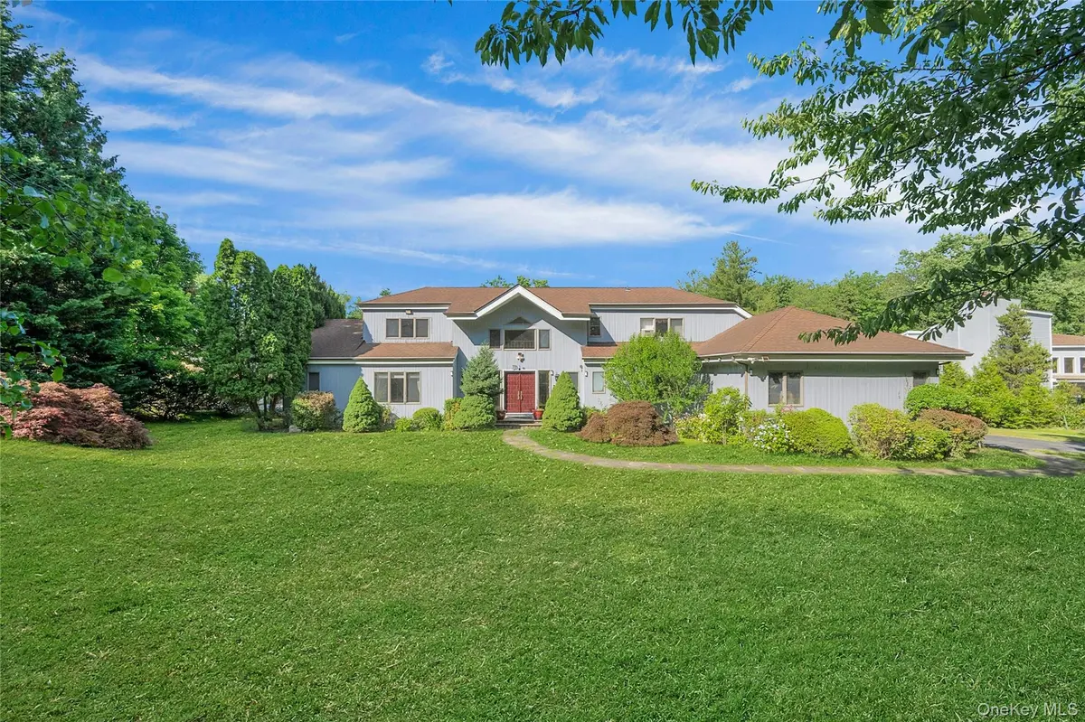 2 Meadowwood LN, Rye, NY 10580