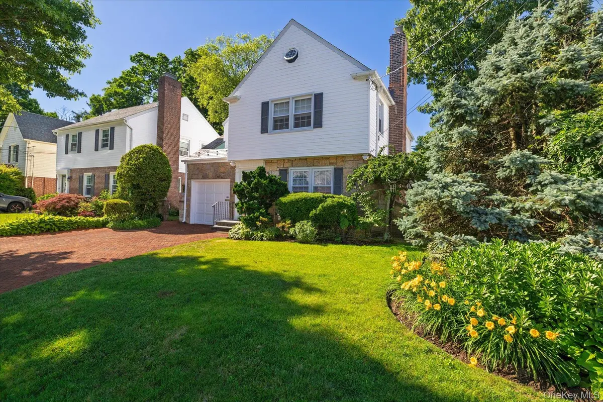 108 Muirfield RD, Rockville Centre, NY 11570