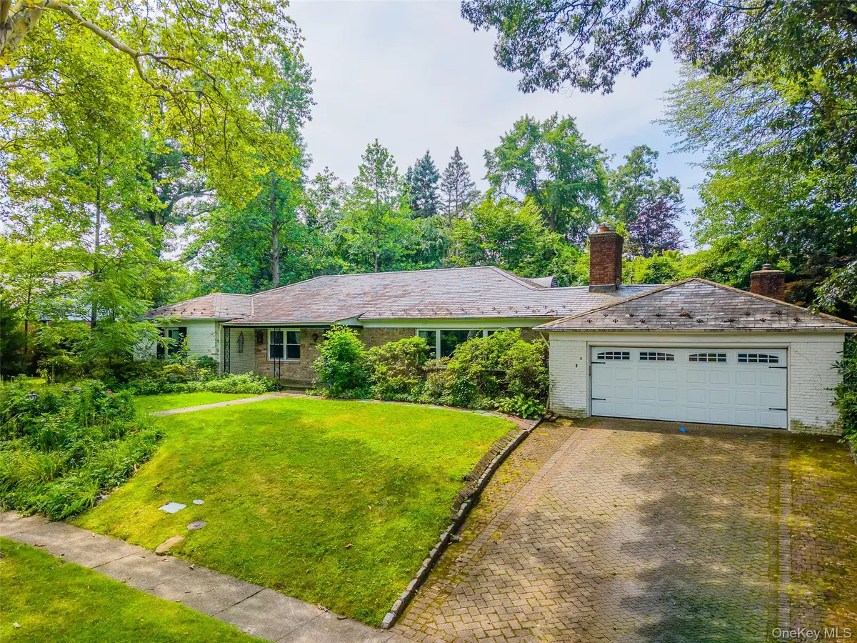10 Hempton RD, Great Neck, NY 11020