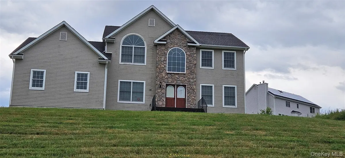 14 Trotter LN, Rock Tavern, NY 12575