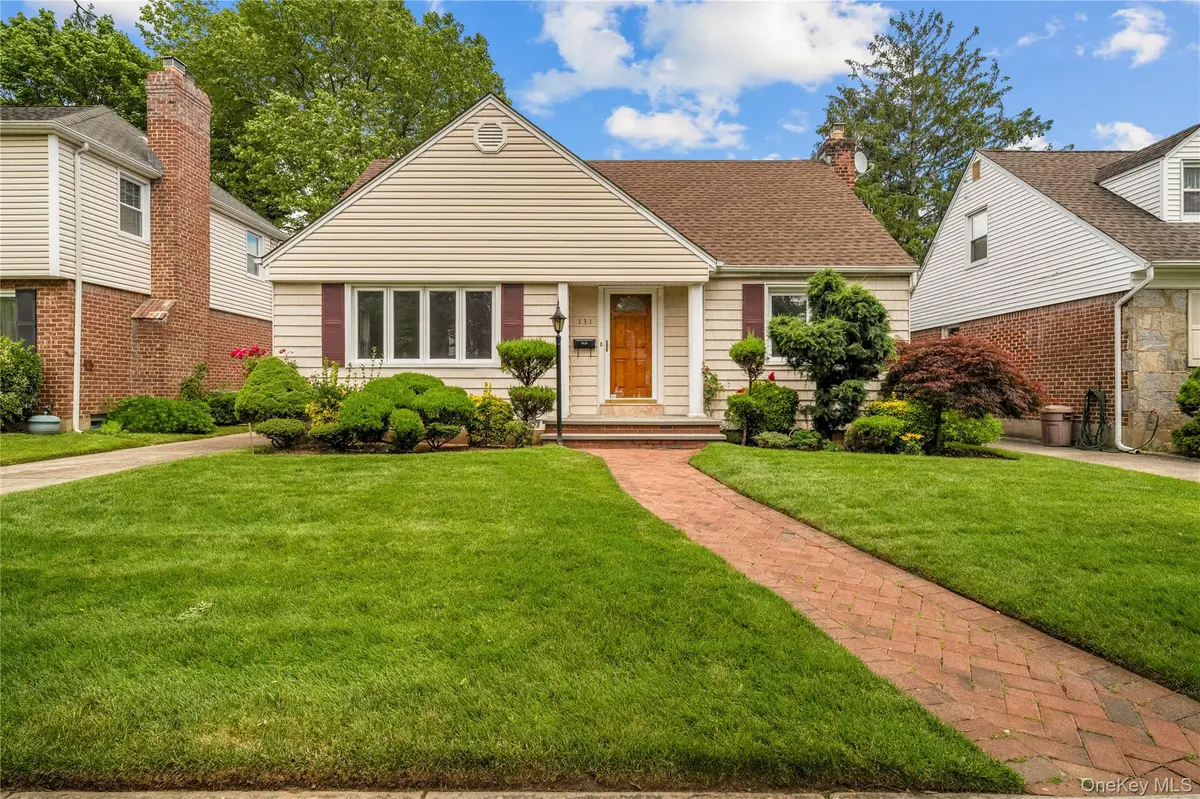 131 Primrose DR, New Hyde Park, NY 11040
