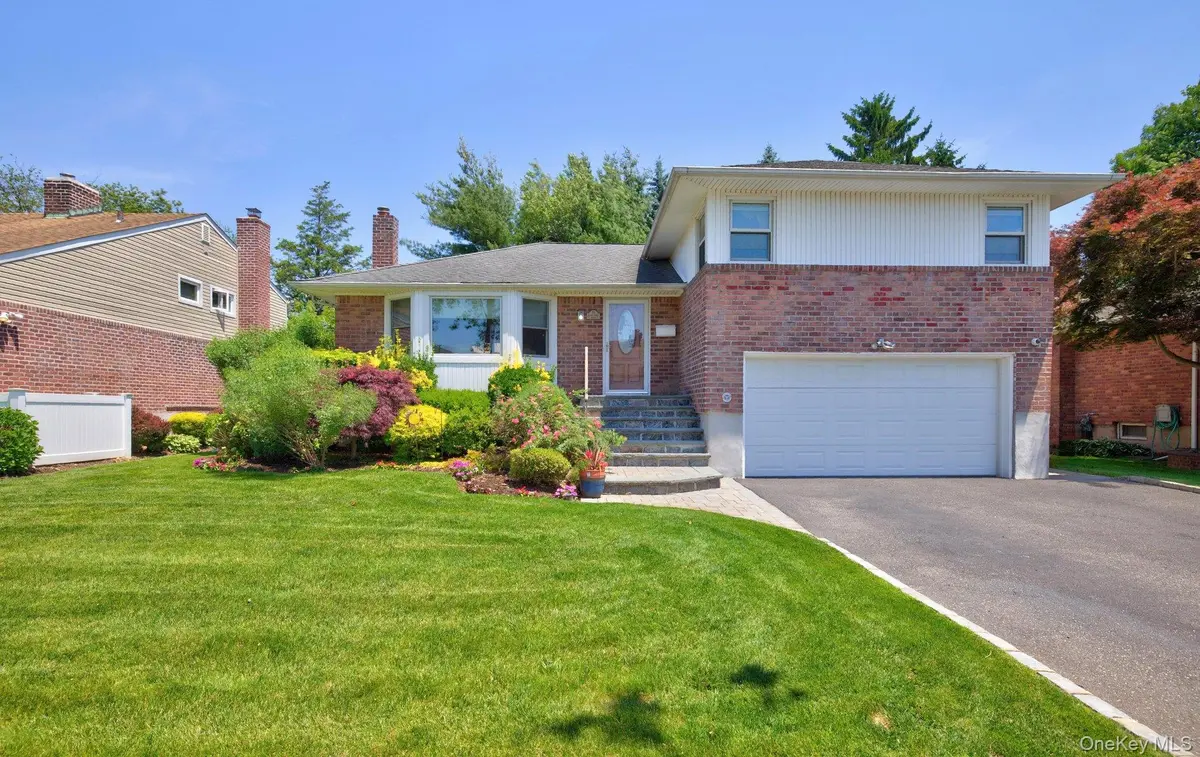 31 Irene LN, Plainview, NY 11803