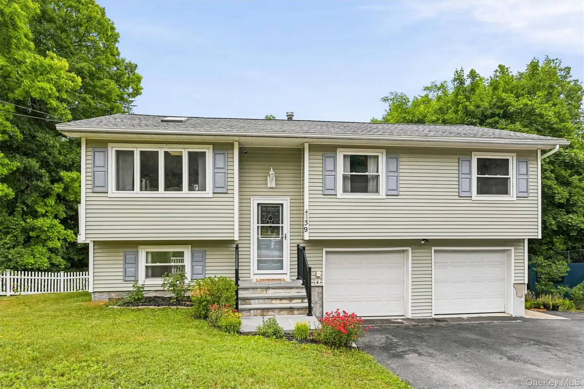 39 Raker RD, Poughkeepsie, NY 12603