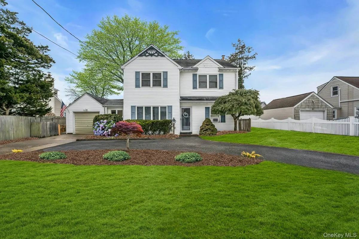 112 Foster BLVD, Babylon, NY 11702