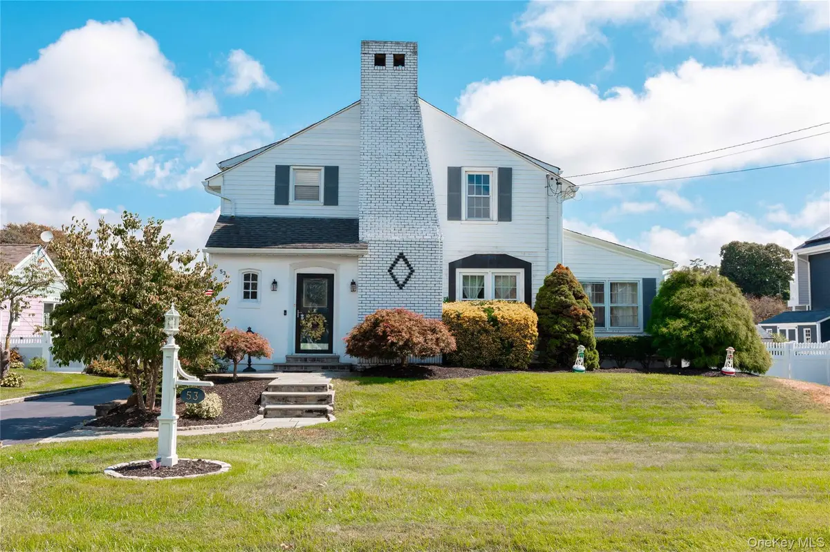 53 Mowbray AVE, Bay Shore, NY 11706