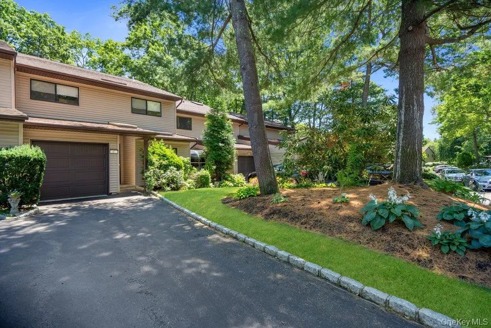 97 Northgate CIR, Melville, NY 11747