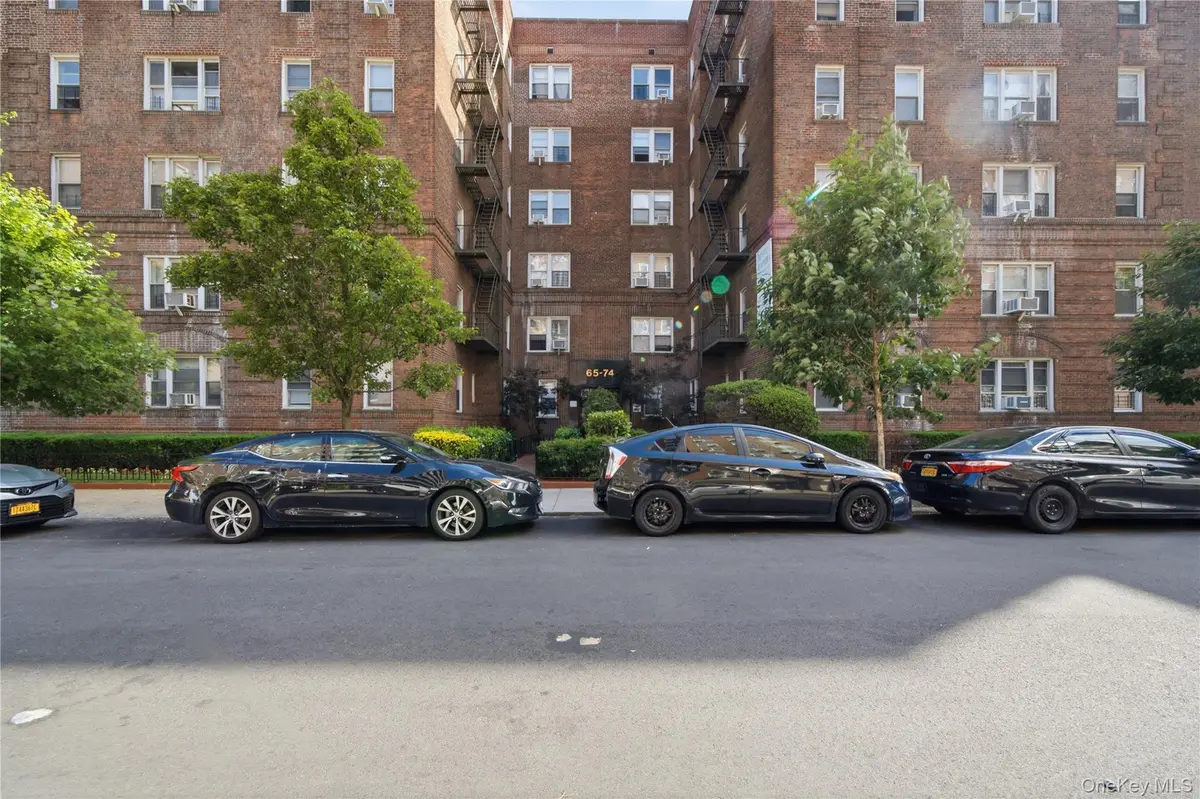 65-74 Saunders ST #3H, Rego Park, NY 11374