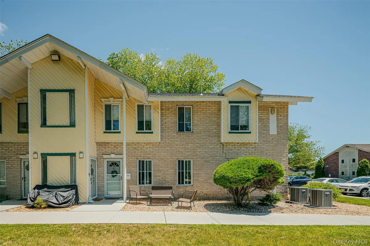 49 Navajo CT #49, Coram, NY 11727