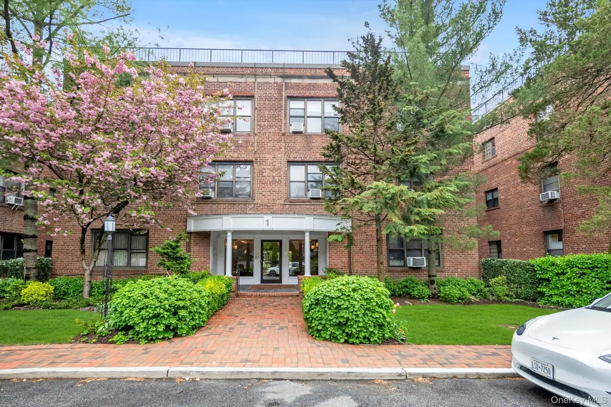 1 Town House PL #2E, Great Neck, NY 11021