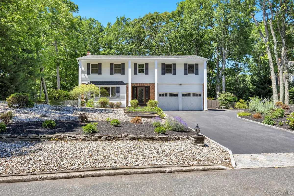 17 Cedar PL, Kings Park, NY 11754